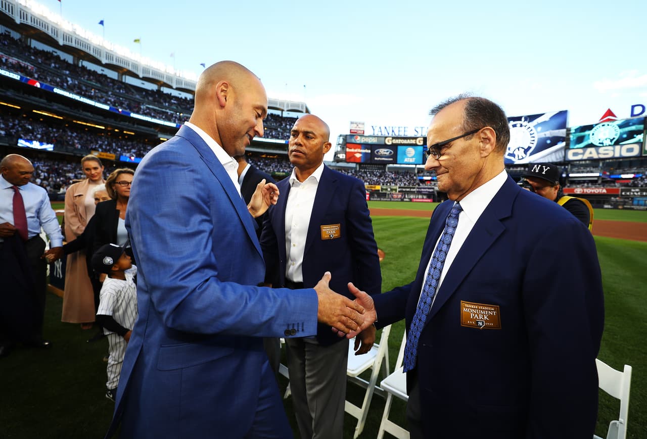 El saludo de dos leyendas. Joe Torre fue manager de los Yankees en parte importante de la carrera de Jeter.