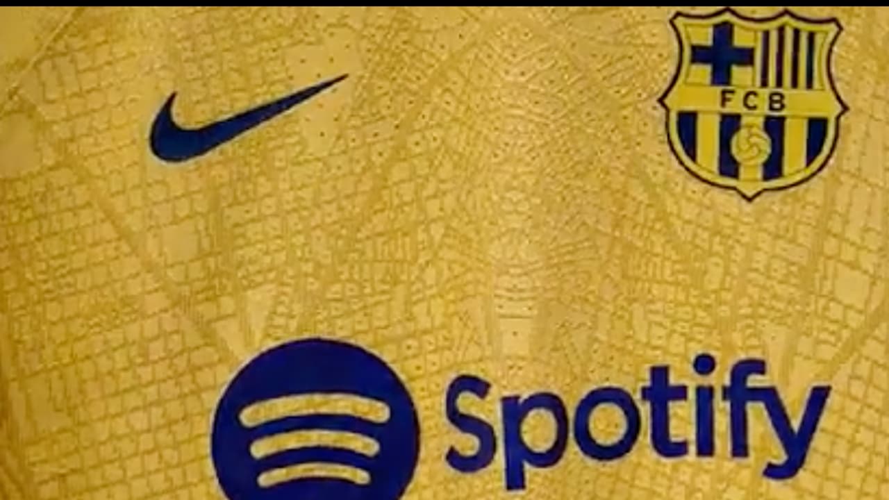 El Barcelona presenta su playera en color dorado