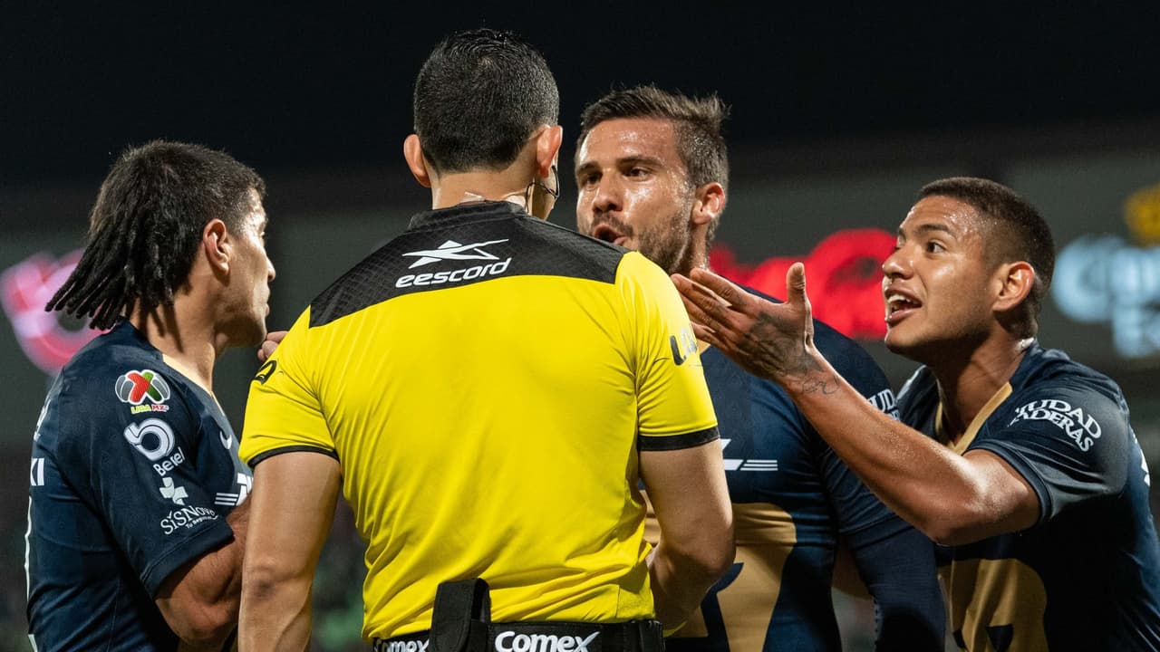 Árbitro se equivoca y expulsa a jugador inocente de Pumas en Copa MX