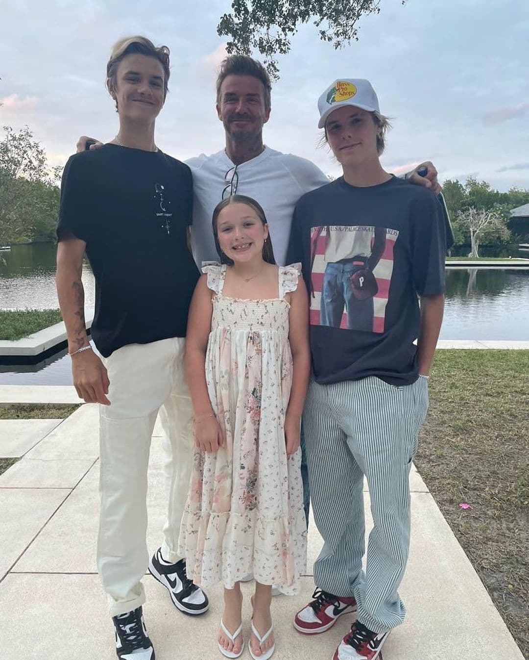 Victoria Beckham escribió unas palabras a su esposo David Beckham y compartió una foto con sus hijos.