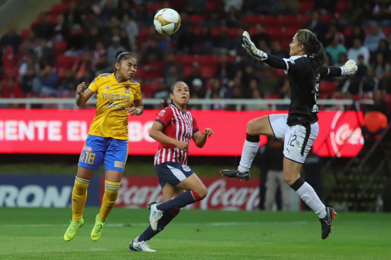 Con un cabezazo al minuto 31, Belén Cruz (izquierda) marcó el empate para Tigres.