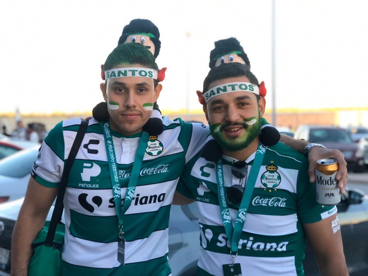 La afici´ón de Santos está ilusionada y muestra apoyo total para Santos.