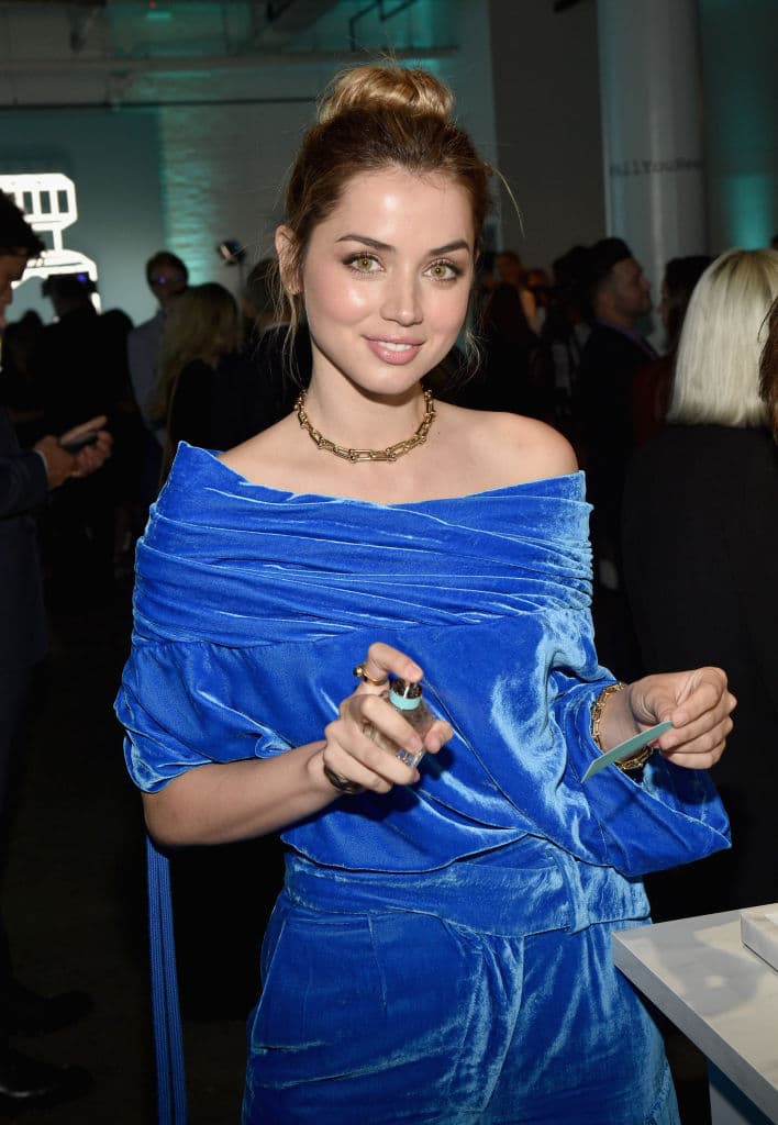 Algunos ejemplos de otras reconocidas actrices y cantantes que lo han logrado son Zendaya, Jennifer López, Dua Lipa, Emma Watson y Natalie Portman.
<br>