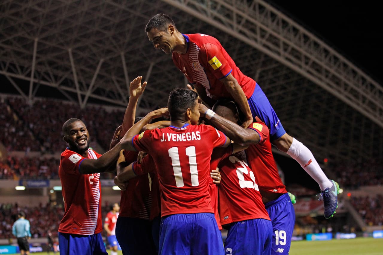 Uno tras otro empezaron a llegar los goles de Costa Rica contra un rival que parecía desconcertado.