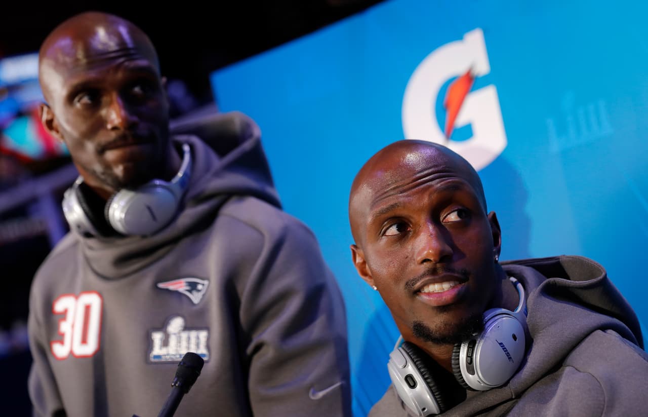 Los hermanos McCourty de New England, Jason y Devin, atendiendo a las preguntas de los reporteros en el lugar.