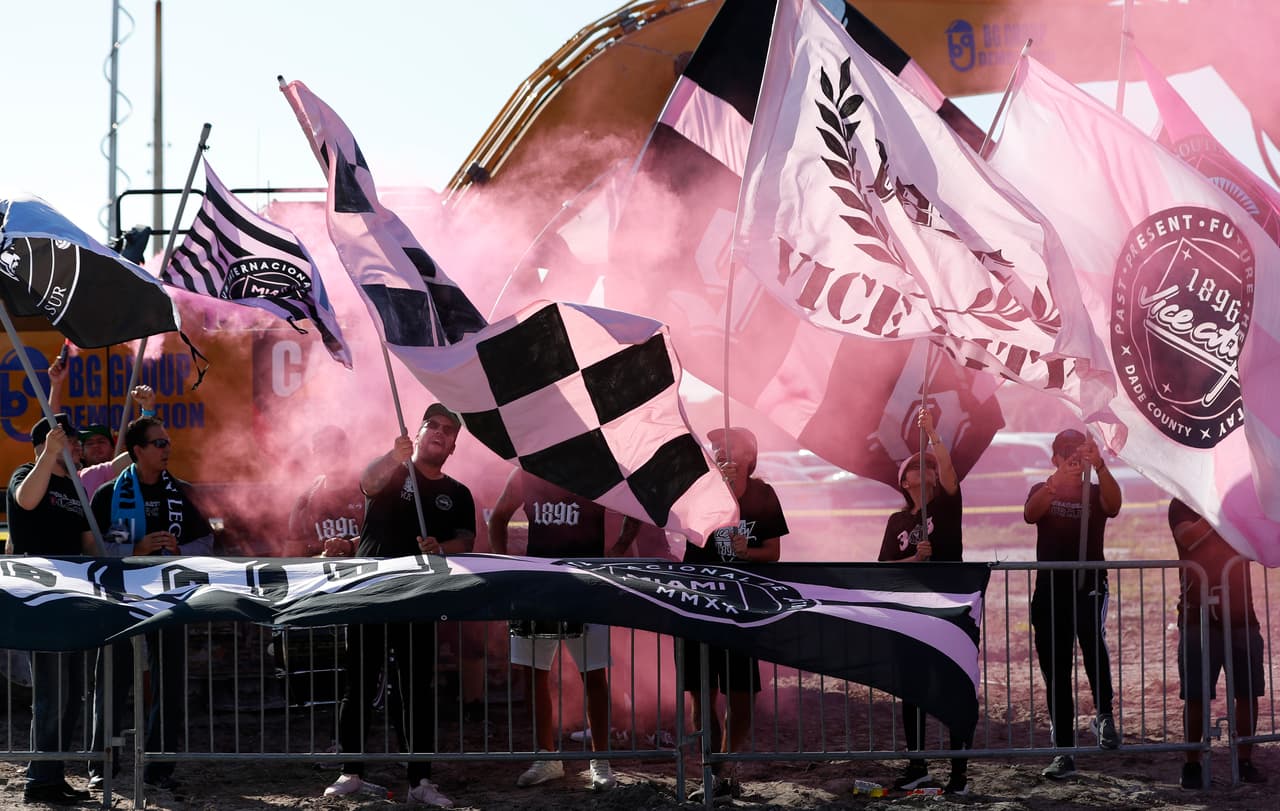 Habrá parques públicos y espacios verdes, restaurantes, un centro tecnológico y campos de futbol para la comunidad. ¡Será un gran espectáculo!