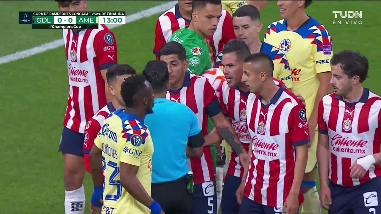 ¡TIRO ATAJADO! disparo por Julián Quiñones.