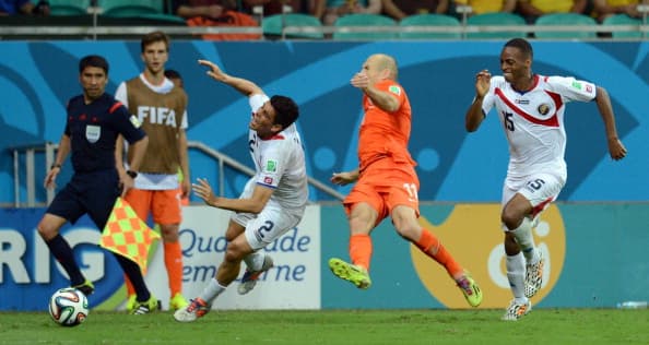 SALVADOR, BRAZIL - JULY 5: Netherlands' Arjen Robben (11) vies for the ball with Costa Rica's Johnny Acosta (2) and Junior Diaz (15) during the 2014 FIFA World Cup quarter final soccer match between the Netherlands and Costa Rica at the Arena Fonte Nova in Salvador, Brazil, on July 5, 2014. (Photo by Ibrahim Yakut/Anadolu Agency/Getty Images)