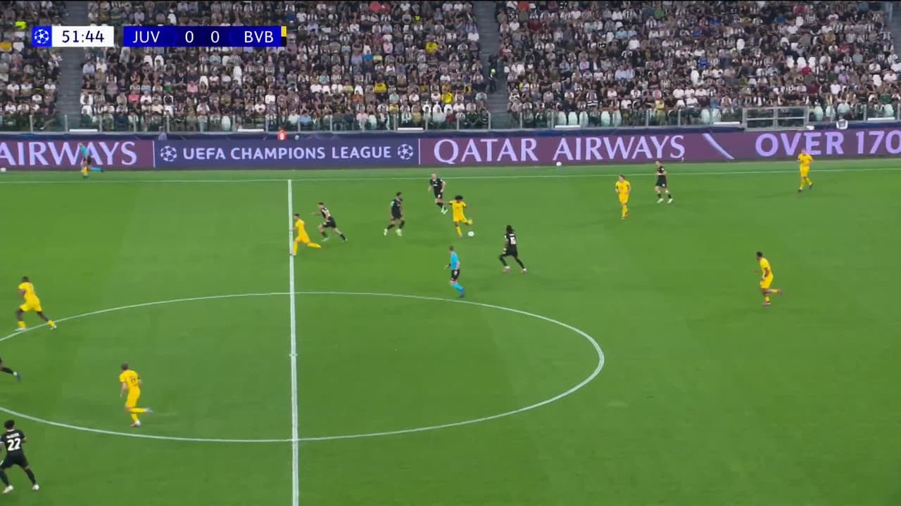 ¡GOL!  anota para Borussia Dortmund. Karim Adeyemi