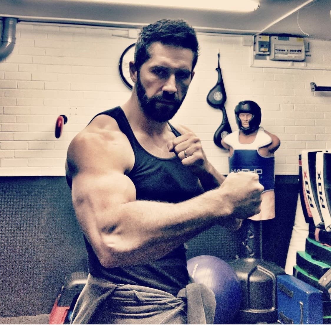 La película se remonta al reinado del rey Faruk antes de la revolución de 1952 en la ocupación inglesa de Egipto.
<br>