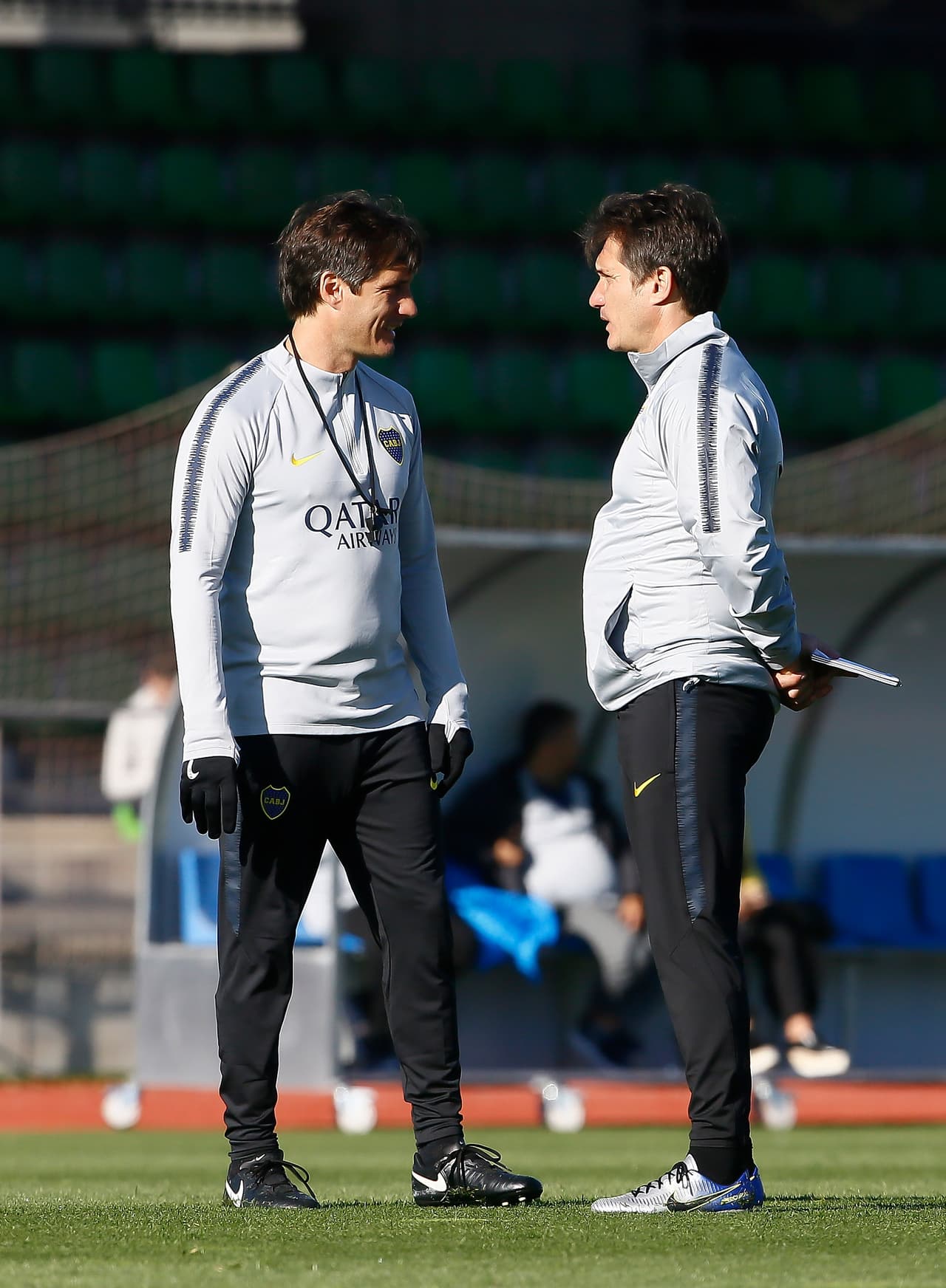 Guillermo y Gustavo Barros Schelotto ajustando detalles al término de la práctica.