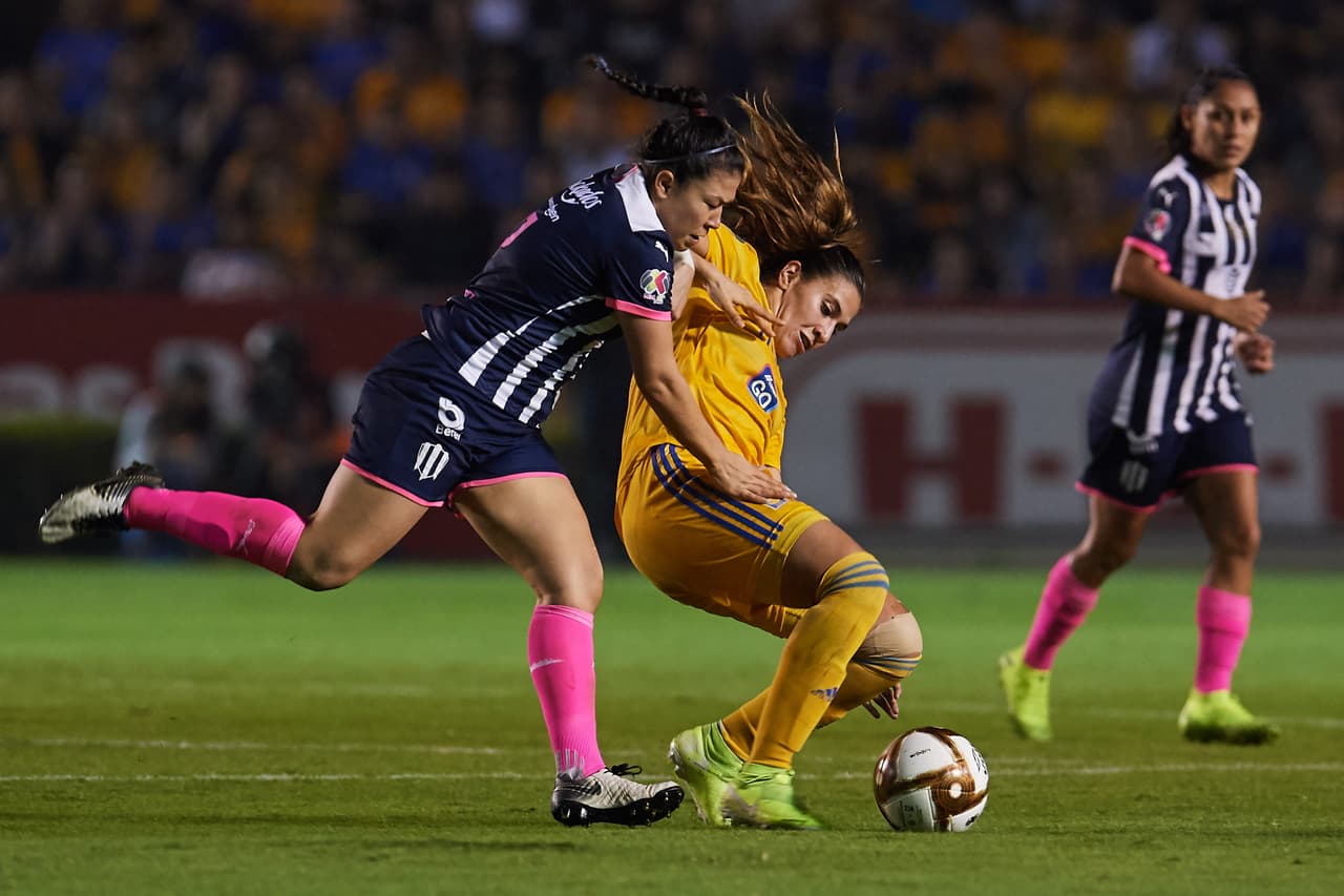 Con goles de Belén Cruz por parte de Tigres y gol de Ania Mejía para Monterrey, las regias empatan en el volcán, en la ida de la final de la Liga MX Femenil.