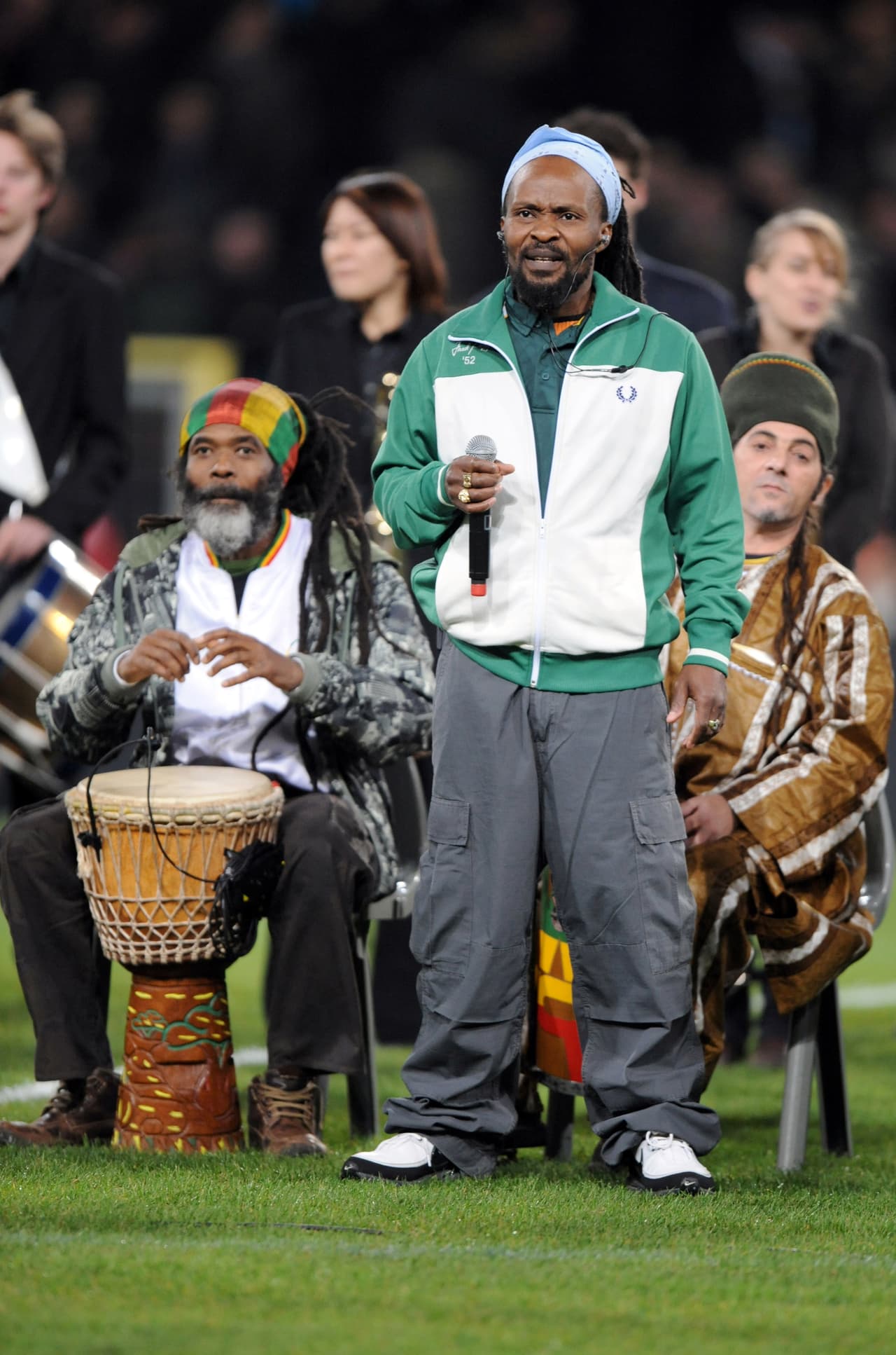 Antes de un amistoso en 2009 entre Francia y Sudáfrica, los organizadores creyeron buena idea que un artista de reggae interpretara el himno sudafricano, en lo que ese país consideró una falta de respeto al símbolo patrio, 
<b>ya que el reggae proviene de Jamaica.</b>