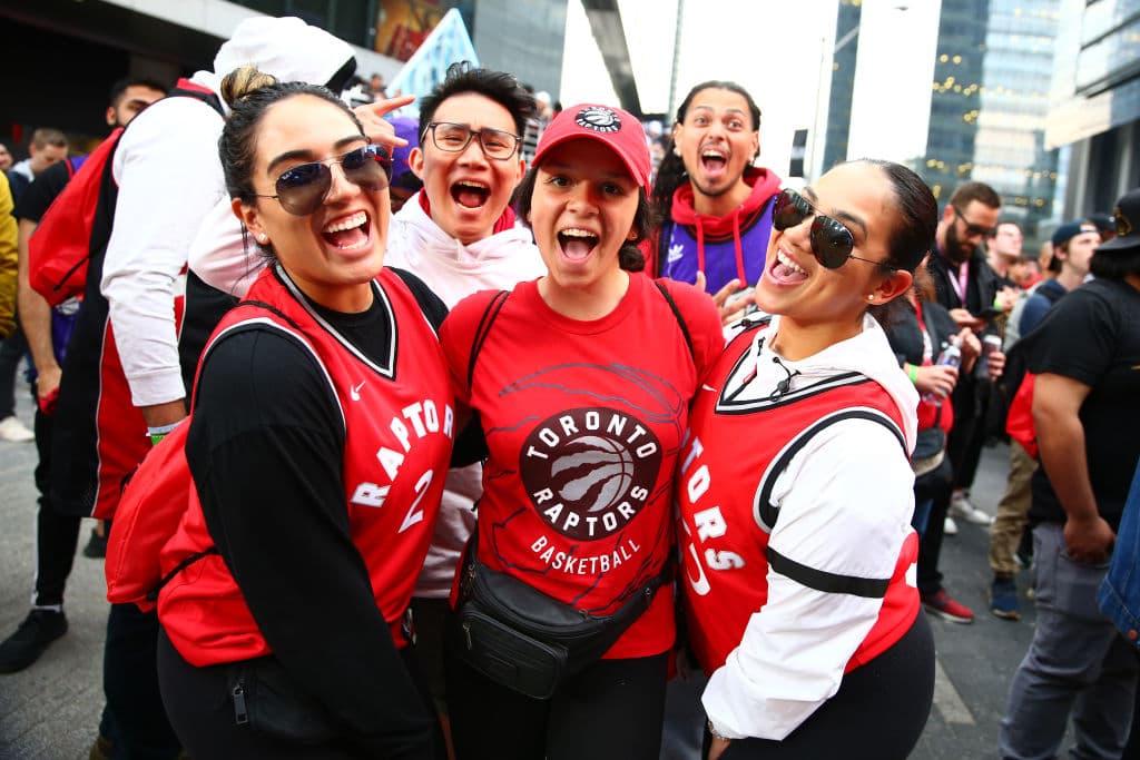 Un ambiente inmejorable el que se vivía en Toronto por el histórico arribo de sus Raptors a unas Finales de la NBA por vez primera. Dentro y fuera de Scotiabank Arena los aficionados se congregaron para estar presentes en el Juego 1 de las Finales y le aportaron mucho color a la previa del primer juego de la serie que tendrá su segunda cita el domingo próximo.