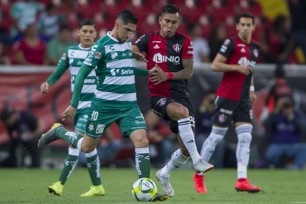 En un muy flojo primer tiempo, Santos Laguna hizo más por el gol y desperdició opciones de forma increíble en el área rival.