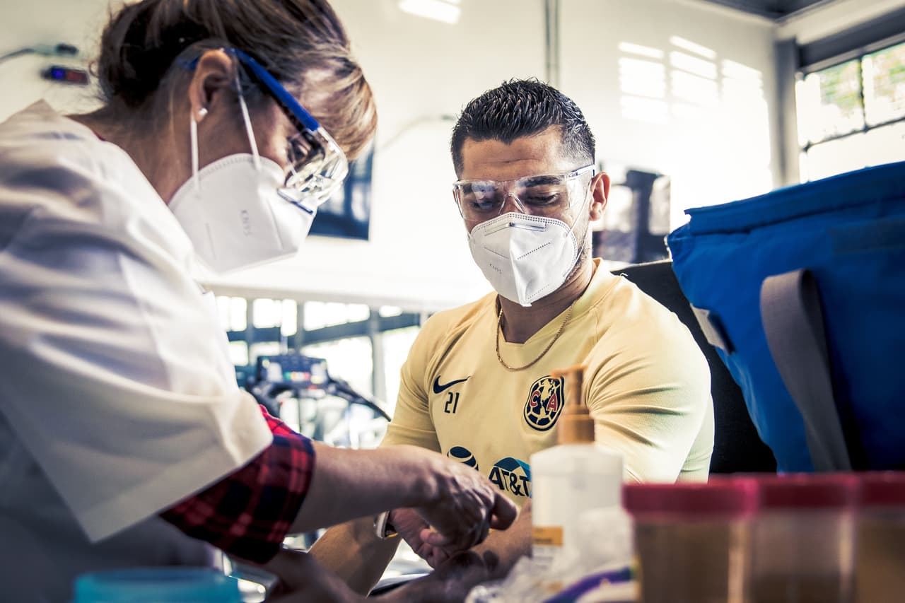 Guillermo Ochoa y Leonardo Suárez, entre otros jugadores de la plantilla americanista, se presentaron en ‘el nido de Coapa’ para someterse a pruebas médicas que descarten la probabilidad de ser portadores de COVID-19.