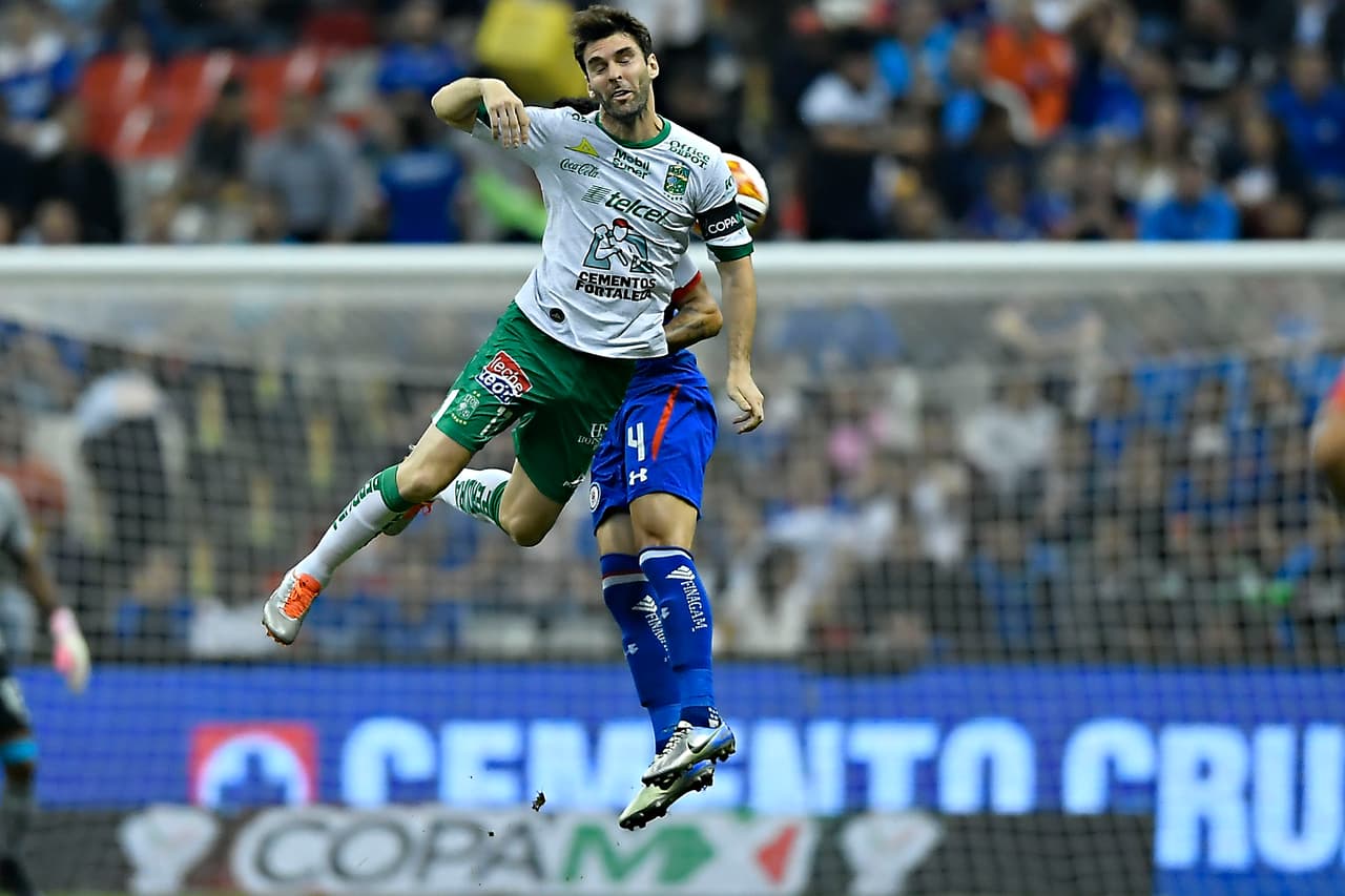 Mauro Boselli saltó para pelear un balón pero hizo un movimiento que le costó muy caro sobre la humanidad de Julio César Domínguez.