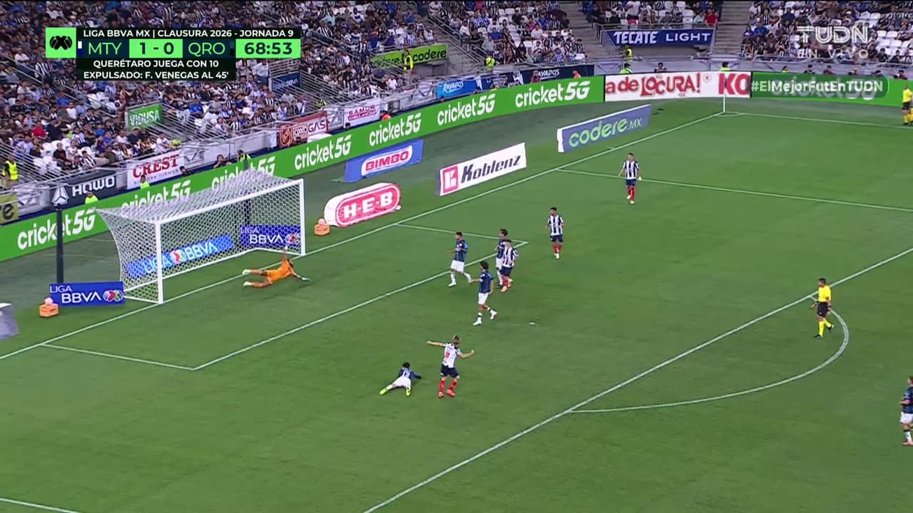 ¡GOL!  anota para Monterrey. Sergio Canales