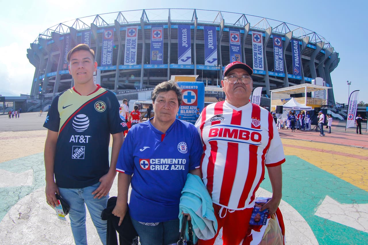 Los fanáticos de Cruz Azul y Necaxa viven la antesala del encuentro por la Jornada 9 del Clausura 2019 de la Liga MX en el Estadio Azteca.