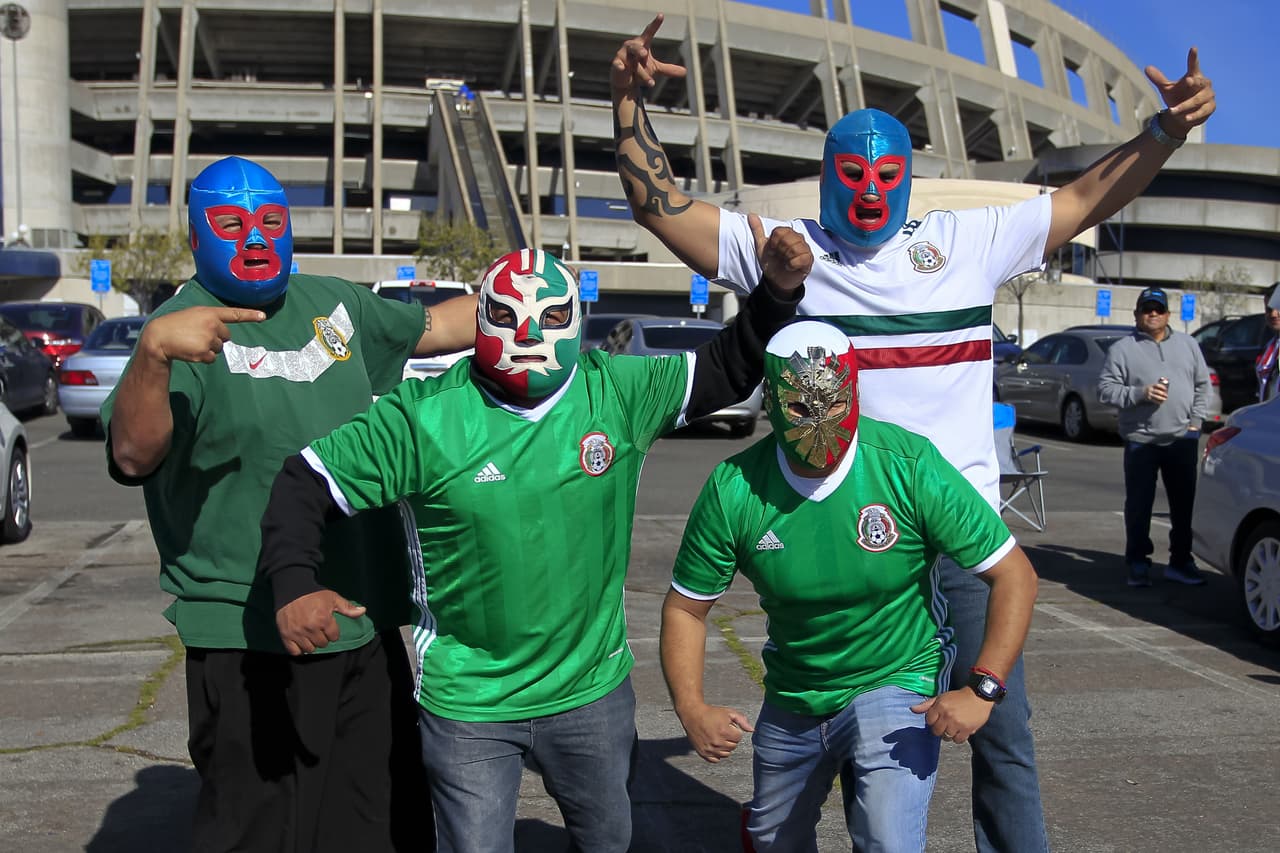 Los aficionados mexicanos viven con optimismo la antesala del juego del Tri contra Chile en San Diego, donde comenzará la era de Gerardo Martino como técnico.