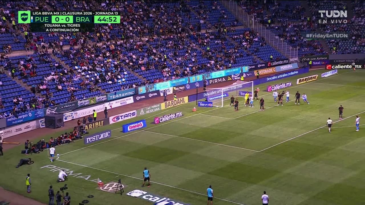 ¡DURO GOLPE! Patada accidental en la cara de Estupiñán que queda dolido en el campo