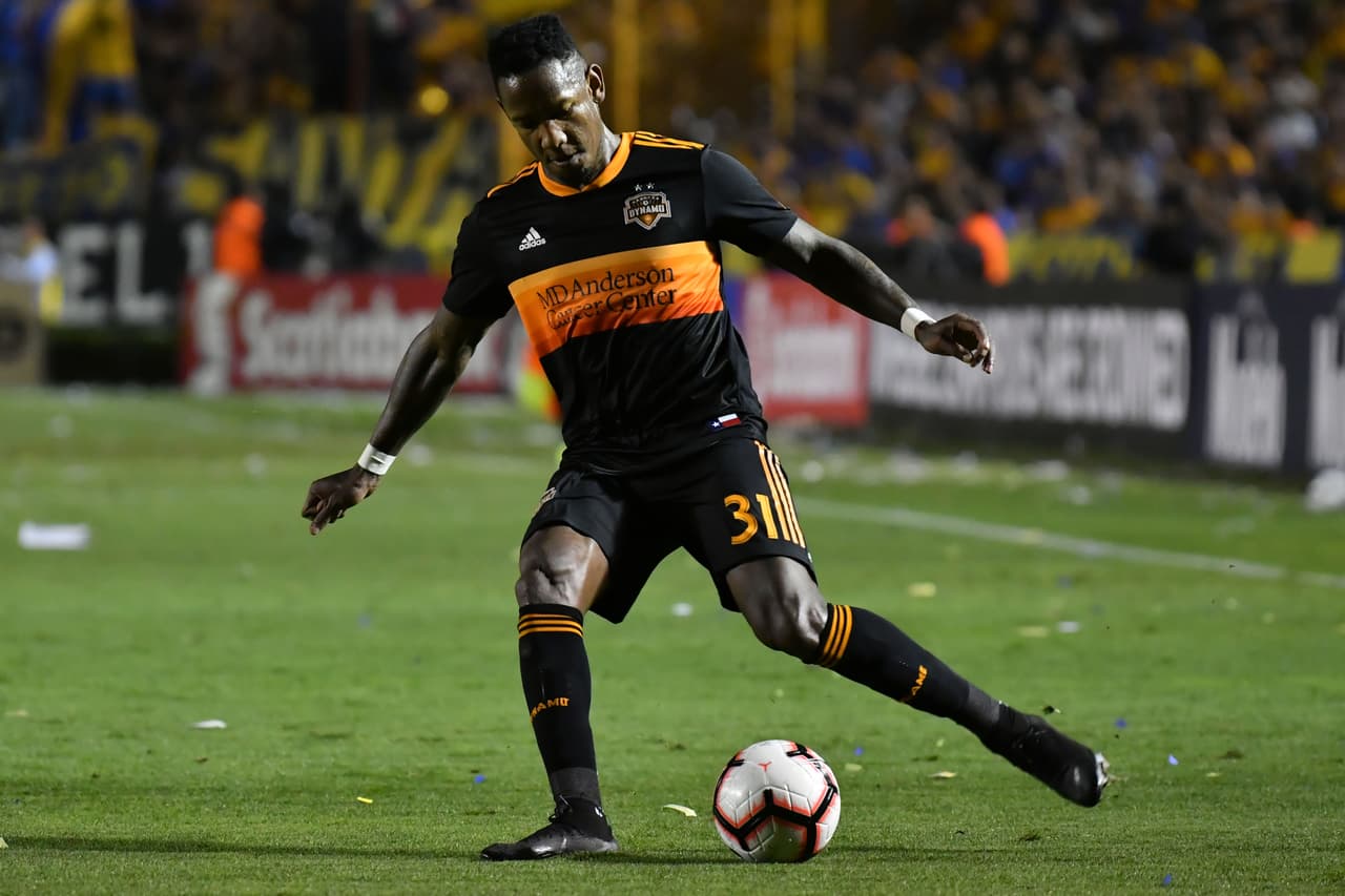 Aquí en la imagen el hondureño Rommel Quioto, tratando de generar una ocasión de gol para su equipo, aunque salvo una en el área de Thomas McNamara, no hubo más peligro para Nahuel Guzmán.