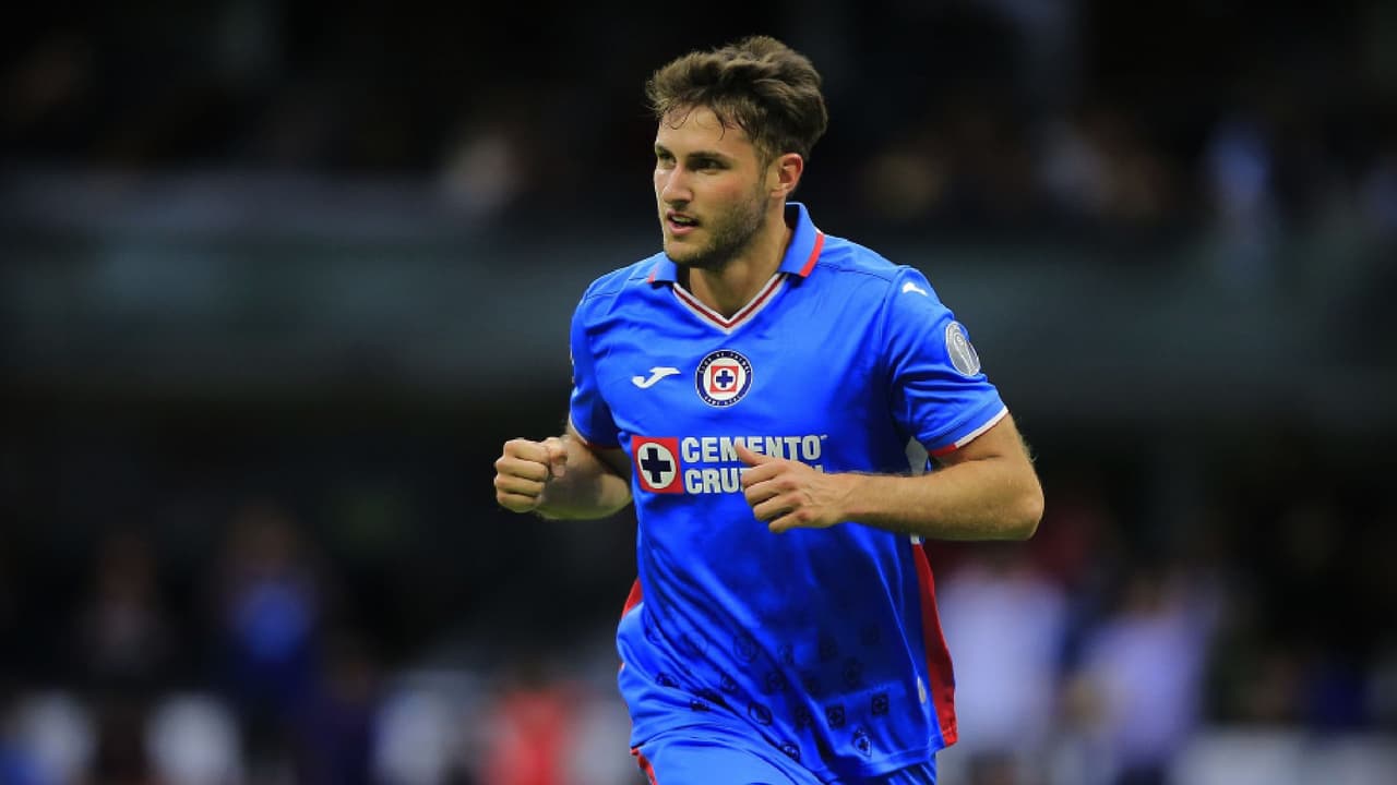 Santiago Giménez dice adiós al Cruz Azul y viaja este miércoles para unirse al Feyenoord