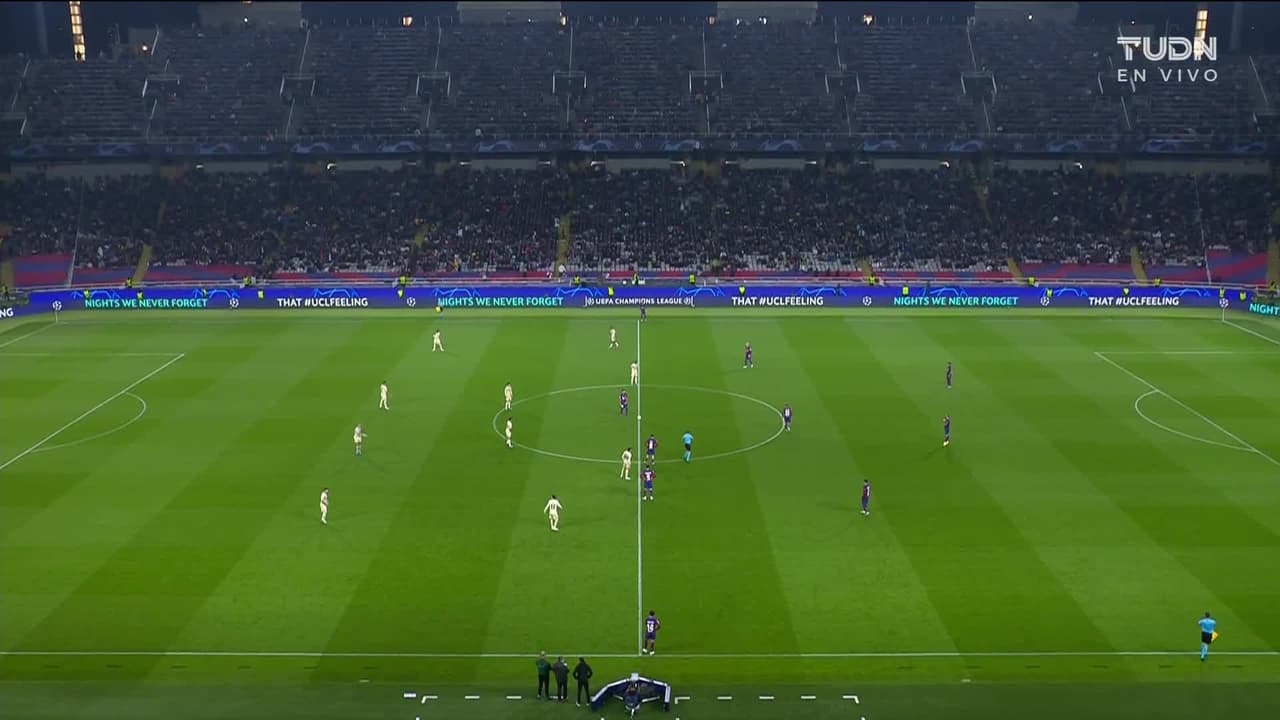 ¡CERCA! João Félix disparó que se estrella en el poste.