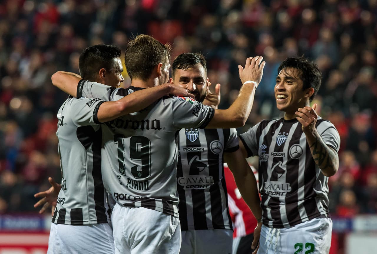 Necaxa consiguió apenas su segunda victoria del torneo y lo hizo en la casa de los Xolos al que le rompió una racha de cuatro triunfos de manera consecutiva. Rayos también se deshizo de una seguidilla de seis encuentros sin ganar de visitante. Claudio Riaño anotó los dos goles de la victoria.