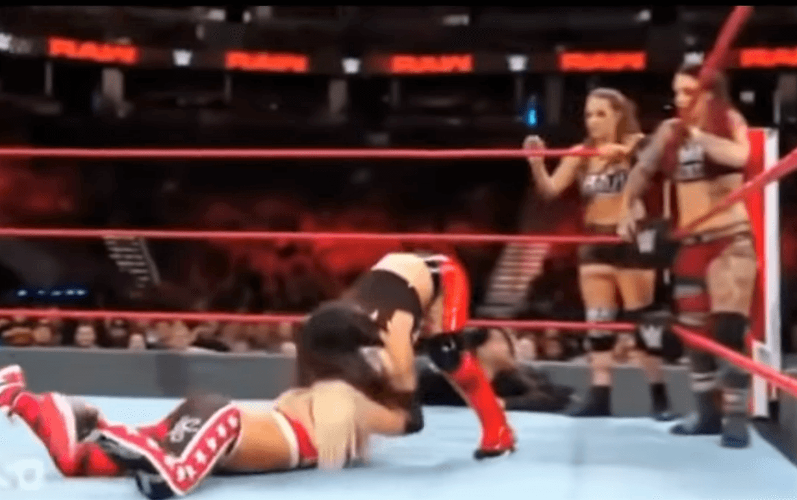 No ha habido una respuesta por parte de WWE al incidente ni de la propia Liv Morgan, quien aquí ya estaba a punto de llegar a su esquina para pedir su relevo.