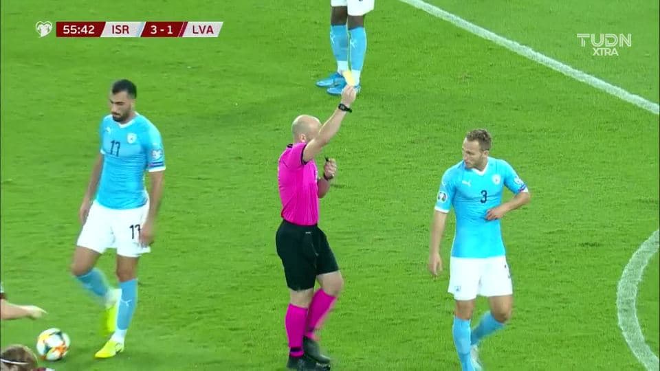 Tarjeta amarilla. El árbitro amonesta a Dan Glazer de Israel