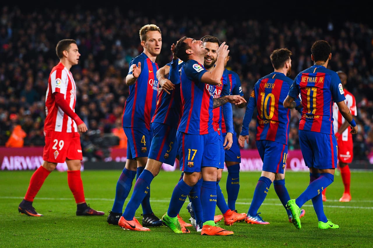 BARCELONA, SPAIN - MARCH 01: Paco Alcacer of FC Barcelona celebrates with his team mates after scoring his team's fourth goal during the La Liga match between FC Barcelona and Real Sporting de Gijon at Camp Nou stadium on March 1, 2017 in Barcelona, Spain. (Photo by David Ramos/Getty Images)