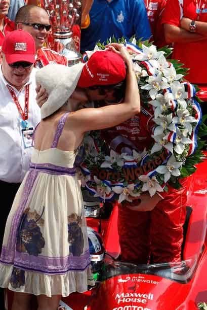 Judd y Franchitti festejaron la victoria con un romantico beso sobre la pista de Indianápolis.