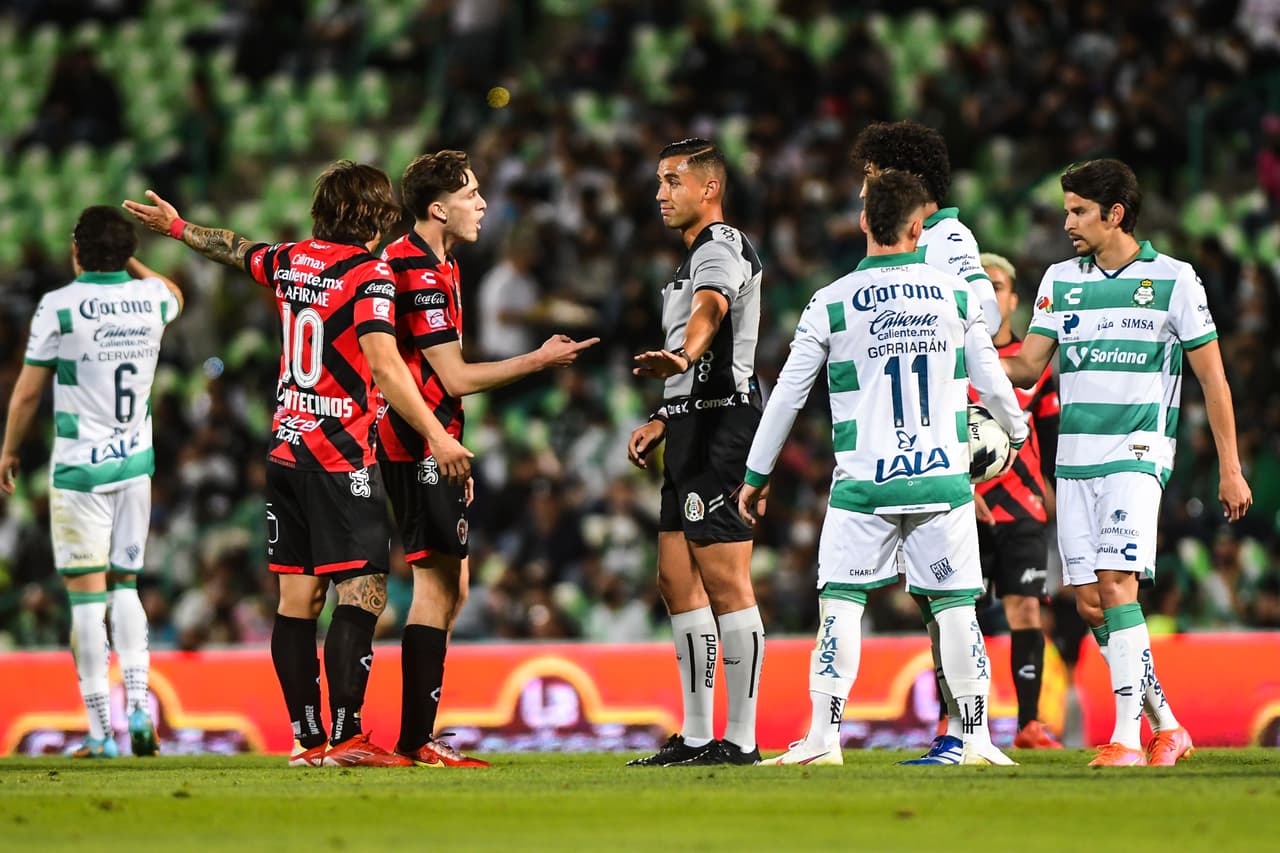 Santos Laguna sumó su tercer triunfo en los últimos cuatro partidos y se metió de lleno en la pelea por el Repechaje gracias los goles de Gorriarán, Suárez y el doblete de Preciado ante unos débiles Xolos de Tijuana.