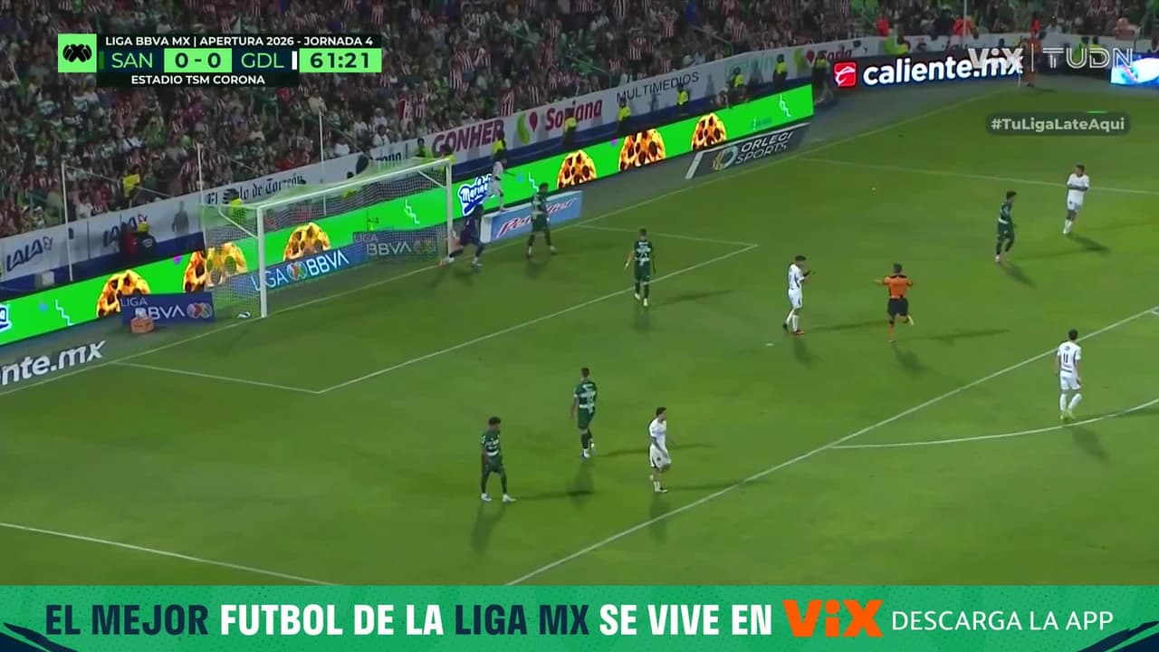 ¡Se la perdió Chivas! Romo había puesto un bombón pero Sandoval no aprovecha
