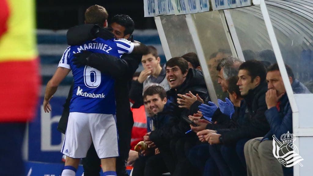 Se fundieron eun gran abrazo y todo Anoeta aplaudió de pie el gesto de Martínez.