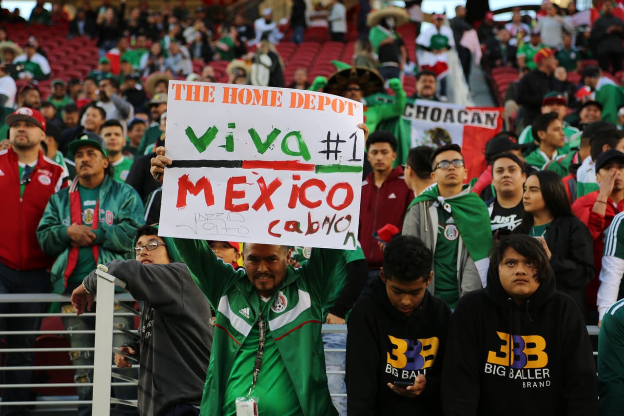 Seguimiento gráfico de los trabajos en cancha de los jugadores, las características del escenario y hasta la alegría de los asistentes en el Levi's Stadium en el partido de México contra Islandia.
