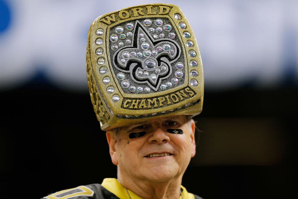 Los fanáticos de los Saints antes del duelo contra Eagles se vistieron con los colores de su equipo.