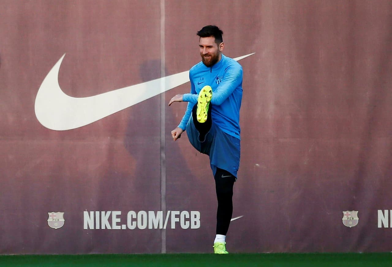 Barcelona debe empatar por dos goles o ganar en su visita a Real Madrid en el estadio Santiago Bernabéu si quiere pasar a la Final de la Copa del Rey, pero eso no le quitó la alegría al plantel en su última práctica antes del juego.