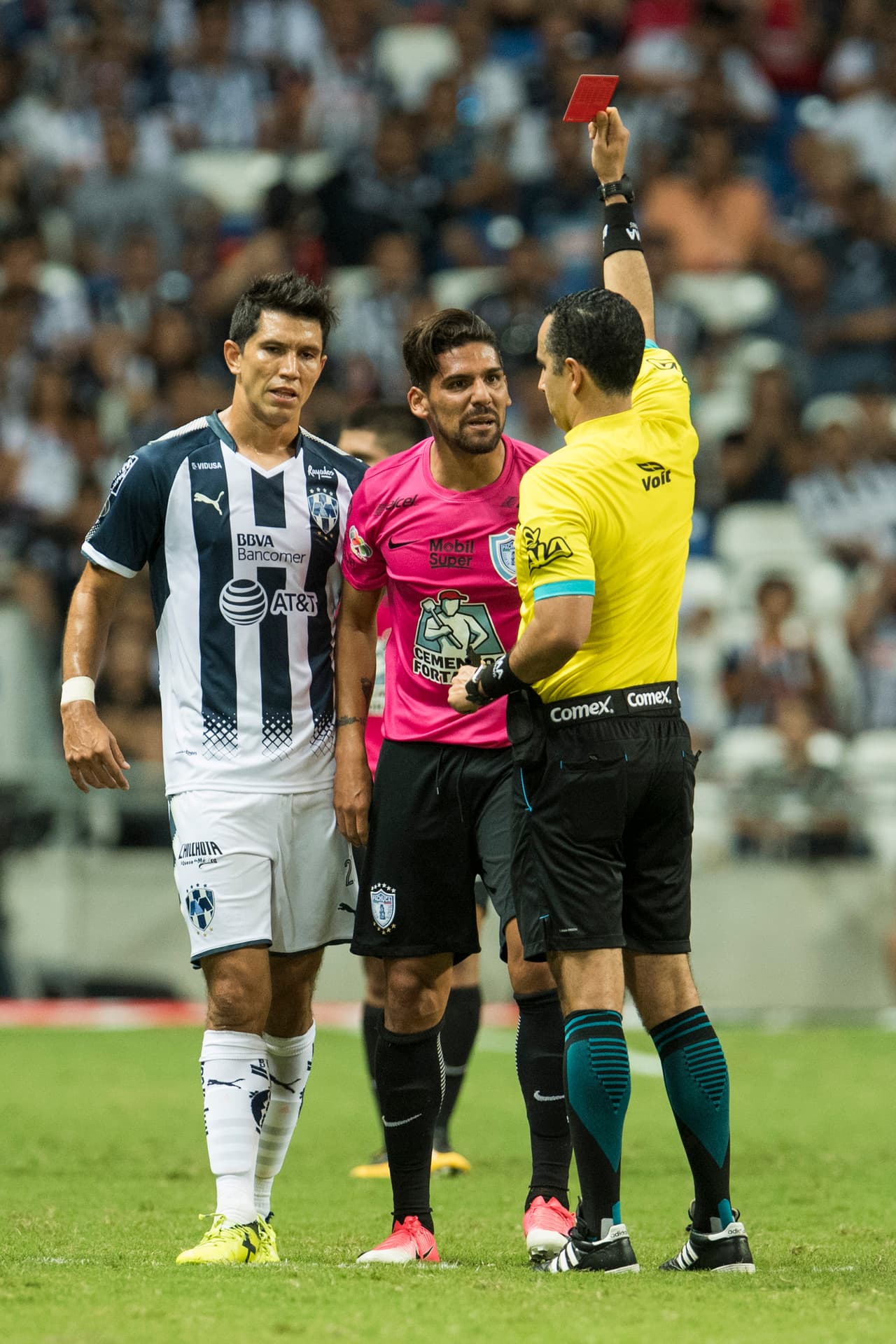 Casi al final del encuentro, Franco Jara perdió la cabeza y lanzó una patada a un rival por lo que vio la roja directa.