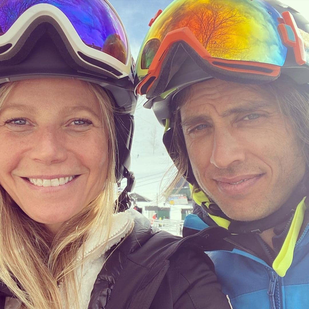 Paltrow habló sobre cómo su amistad con Brad se convirtió en romance, diciendo: "Fuimos amigos primero durante mucho tiempo y una vez pensé," ¿vamos a tener una cita? ¿Está pasando esto? ".