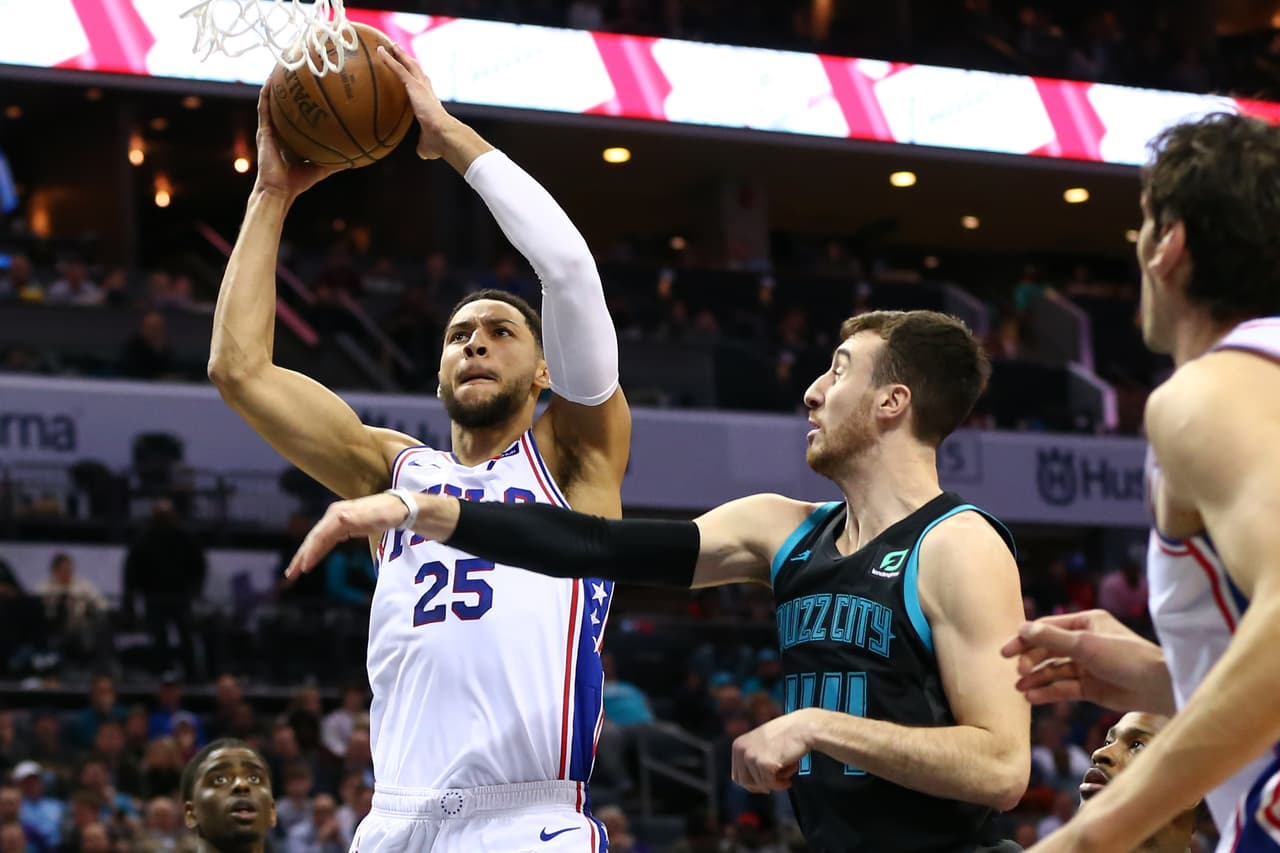 Ben Simmons (25) se despachó con 25 para liderar a los 76ers, mientras que por los Hornets Jeremy Lamb, saliendo desde la banca, aportó 26 unidades y descolgó 11 rebotes.