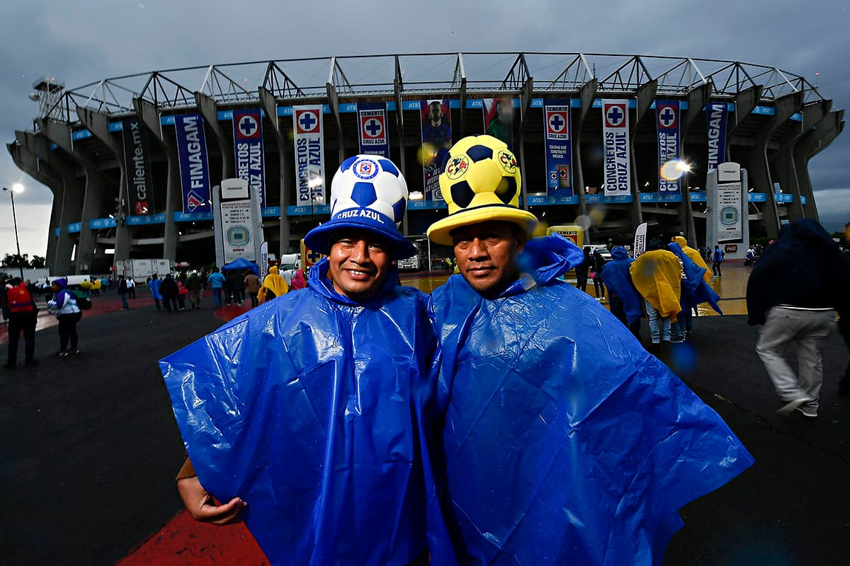 Fanáticos de Cruz Azul y América viviendo las horas previas al Clásico Joven a disputarse en el Estadio Azteca.