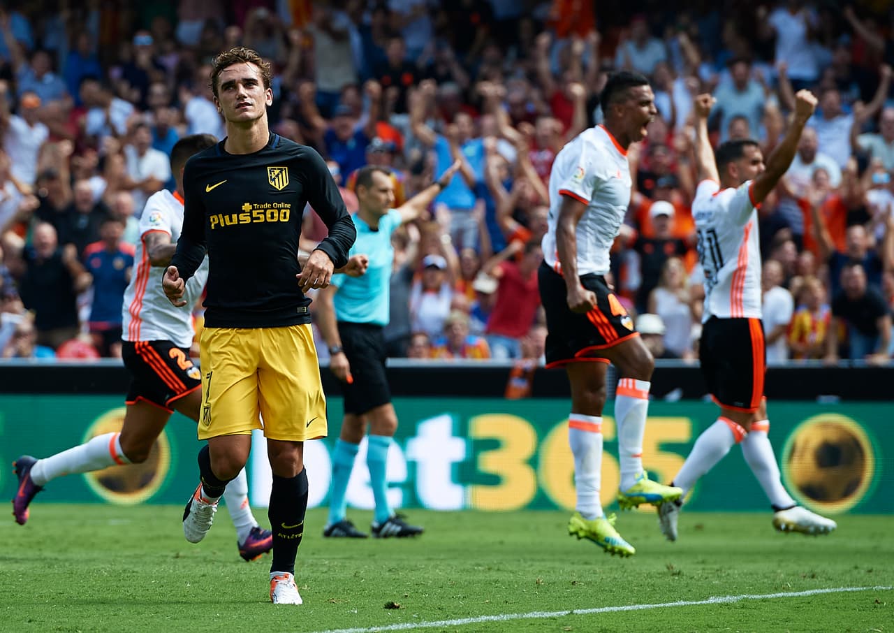 VALENCIA, SPAIN - OCTOBER 02: Antoine Griezmann of Atletico de Madrid reacts after failing a score a penalty during the La Liga match between Valencia CF and Atletico de Madrid at Mestalla Stadium on October 02, 2016 in Valencia, Spain. (Photo by Manuel Queimadelos Alonso/Getty Images)