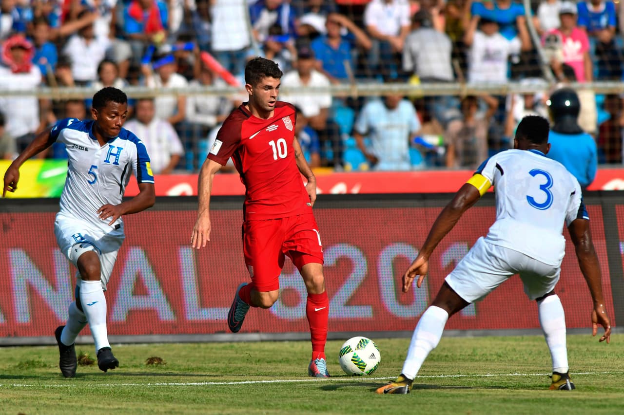 USA's Christian Pulisic (C) is marked by Honduras' Ever Alvarado (L) and Maynor Figueroa during their 2018 World Cup qualifier football match in San Pedro Sula, Honduras, on September 5, 2017. / AFP PHOTO / Johan ORDONEZ (Photo credit should read JOHAN ORDONEZ/AFP/Getty Images)