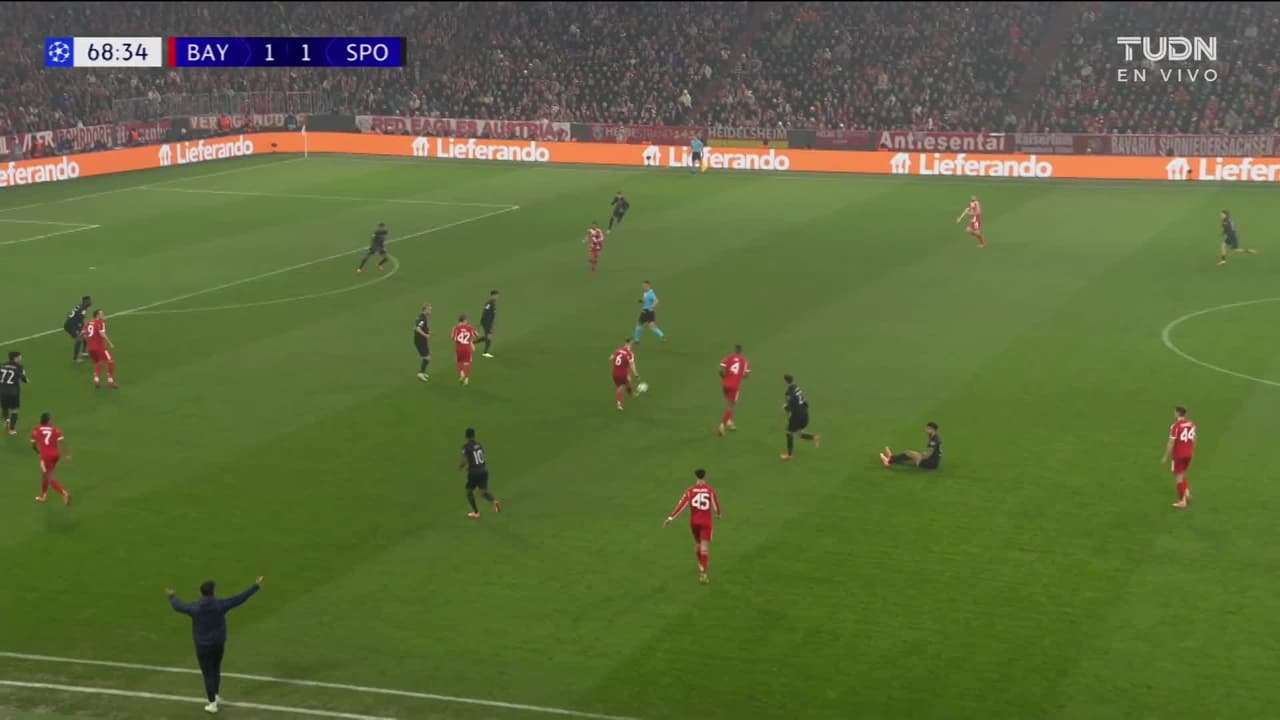 ¡GOL!  anota para FC Bayern München. Lennart Karl