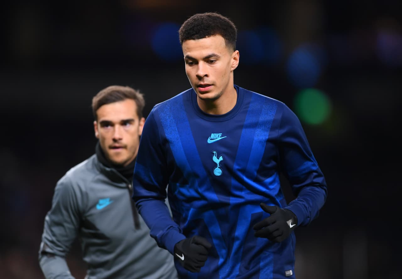 Intentó por todas partes, pidió el balón, lo tiraron, pero cayó en desesperación y cuando salió de cambio con su equipo perdiendo, Dele Allí aventó una botella muestra de su frustración.