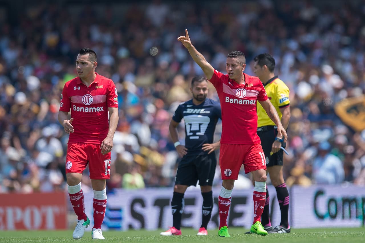 Carlos Esquivel anota tras un error incomprensible de Alfredo Saldívar, portero de Pumas. El gol cayó al minuto 27.