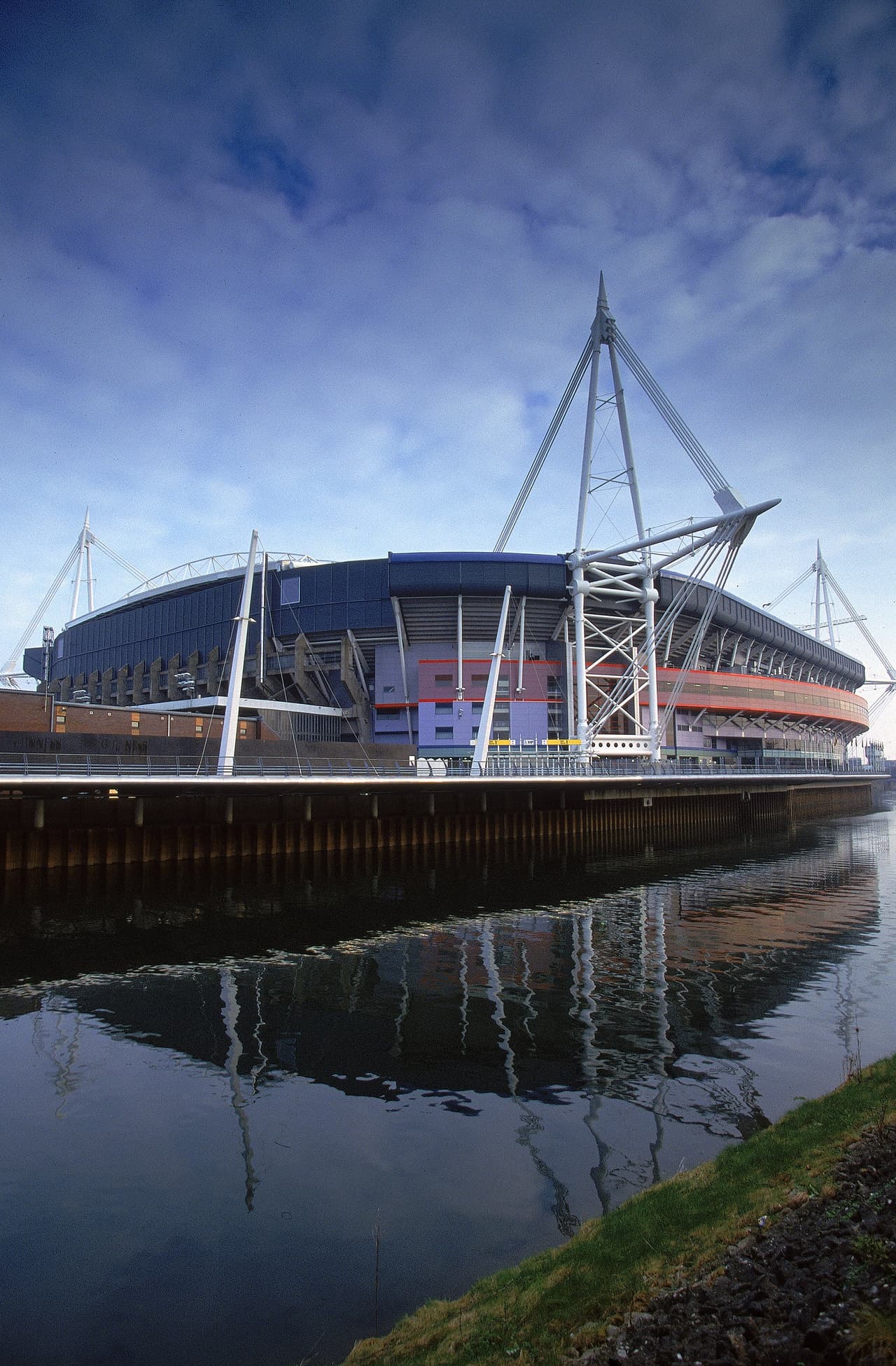 El imponente estadio galés fue construido para la Copa Mundial de Rugby de 1999 –que quedó en manos de Australia– con una inversión superior a los 120 millones de libras esterlinas.