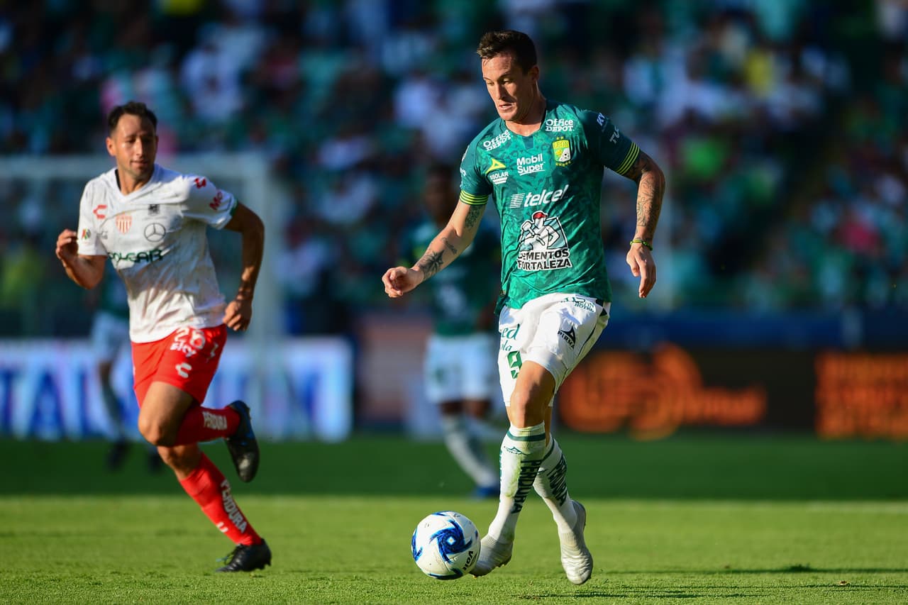 Leonardo Ramos encara a la defensa de Necaxa pero no logra hacer mucho y pierde la pelota.